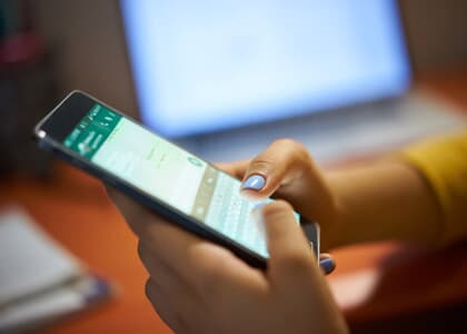 Juíza condena advogados por litigância de má-fé após captarem cliente via WhatsApp e prometerem ganhos em ação trabalhista