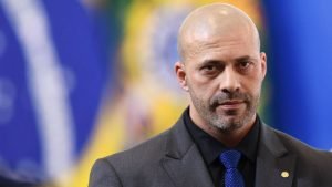 Moraes manda PF confiscar armas registradas no nome de Daniel Silveira
