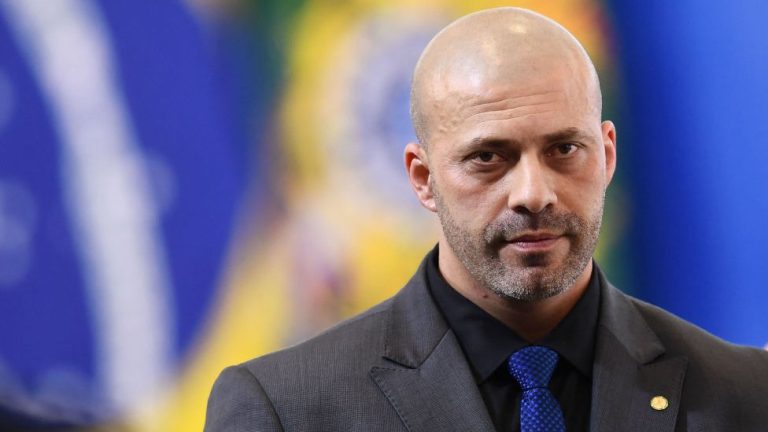 Moraes manda PF confiscar armas registradas no nome de Daniel Silveira