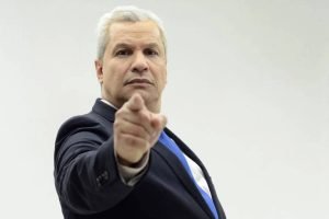 Justiça condena Sikêra Jr. e TV A Crítica a pagar R$ 100 mil à Globo por declarações difamatórias