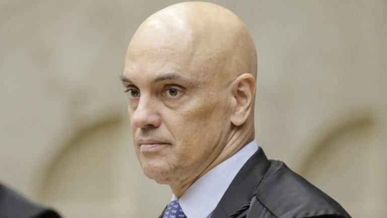 Alexandre de Moraes exige mais provas para autorizar viagem de Bolsonaro aos EUA