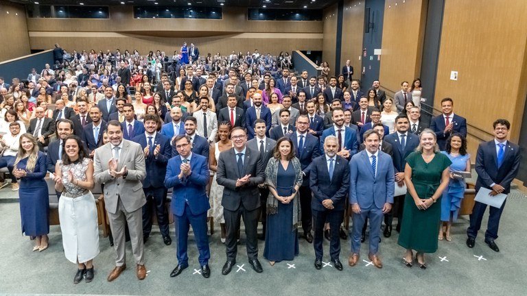 AGU dá posse a 100 novos advogados e procuradores para reforçar o quadro da instituição