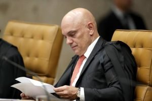 Mulher que pichou estátua no STF escreve carta de desculpas para Alexandre de Moraes