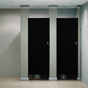 Trabalhador será indenizado por mensagens ofensivas em porta de banheiro da empresa