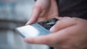 Mãe condenada a pagar indenização por acusações de negligência contra escola