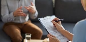 Demissão de empregado durante tratamento de dependência química é discriminatória, decide TRT-4