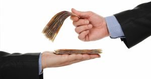 Justiça do RJ obriga universidade a pagar 13º salário integral após tentativa de parcelamento