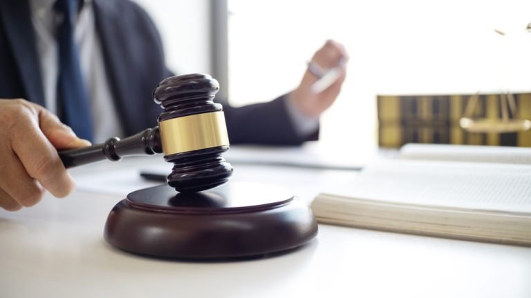 TRT-2 mantém indenização de R$ 40 mil a trabalhador chamado de "gordinho" e "veadinho" por gestor