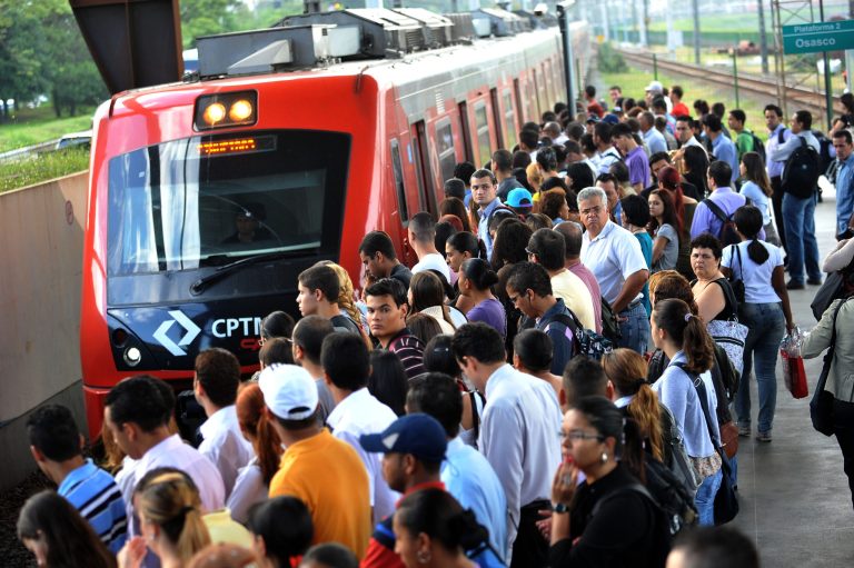 TJ-SP mantém indenização a passageira empurrada para fora de trem superlotado