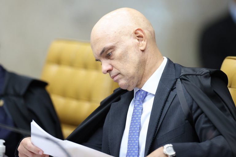 Moraes considera constitucional invocação a Deus em sessões legislativas, desde que não seja obrigatória