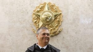 Dino ironiza possível restrição de visto dos EUA a Alexandre de Moraes e sugere férias no Maranhão