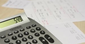 TST mantém desconto salarial de advogada após pagamento indevido