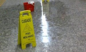 Restaurante é condenado a indenizar cliente por queda em área sem sinalização