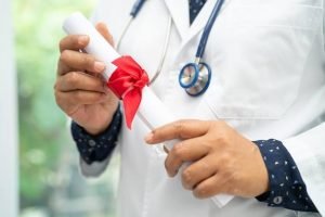 Instituição de ensino é obrigada a entregar diploma a médica impedida de exercer a profissão