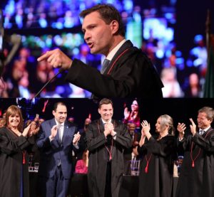“Ditadura nunca mais, nem a do fuzil e nem a da toga”, afirma Leonardo Lamachia ao ser reempossado como presidente da OAB-RS