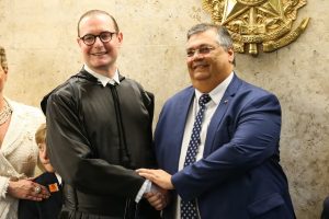 Defesa de Bolsonaro pede exclusão de Zanin e Dino no julgamento sobre plano de golpe