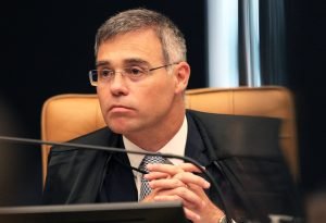 Inquérito da PF contra Silvio Almeida é prorrogado pelo STF