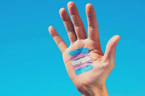 Justiça obriga Caixa a corrigir registros e indenizar cliente trans por danos morais