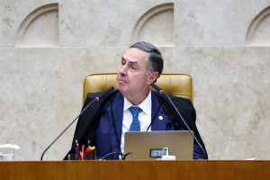 Barroso nega pedido de Bolsonaro para afastar Zanin e Dino de julgamento da denúncia do golpe