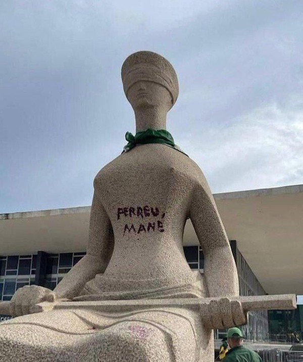 PGR defende que mulher que pichou estátua no STF vá para prisão domiciliar
