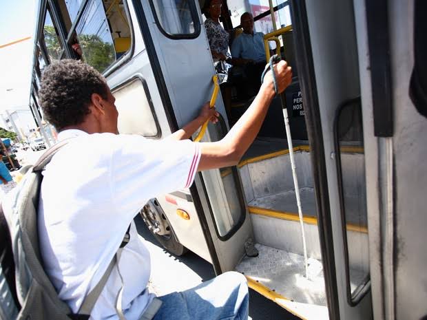 Empresa é condenada por queda de passageiro com deficiência visual em ônibus