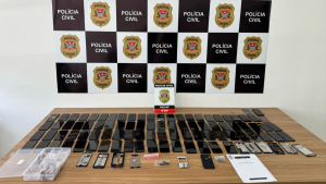 Imagem mostra dezenas de aparelhos apreendidos nesta segunda 10.png