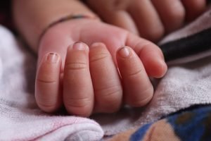Hospital é condenado a indenizar família após erro médico causar amputação de dedo de bebê