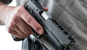 Justiça proíbe vereador de fiscalizar hospitais armado