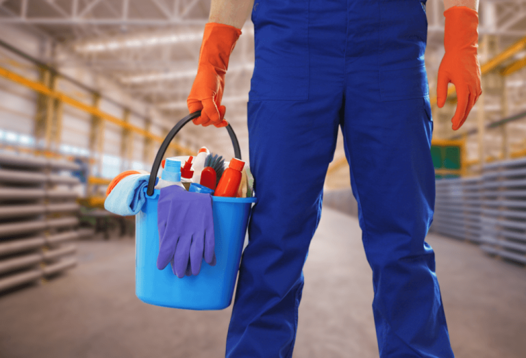 TRT-4 nega adicional de insalubridade a vendedora que limpava banheiros de loja