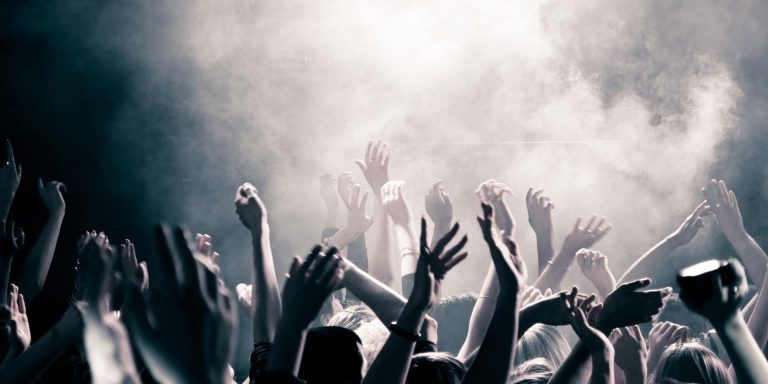 Fã é agredido por engano em show e produtora terá que indenizá-lo em R$ 17 mil