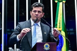 Moro pede vista em projeto que libera porte de arma para advogados