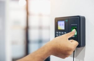 TST valida norma que dispensa registro de ponto para empregados com ensino superior