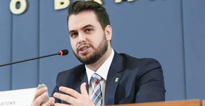 Filipe Martins recebe autorização de Moraes para acompanhar julgamento presencialmente