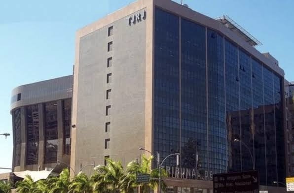 Desembargador do TJ-RJ suspende decisão de juíza que contrariou lei e negou isenção de custas a advogado