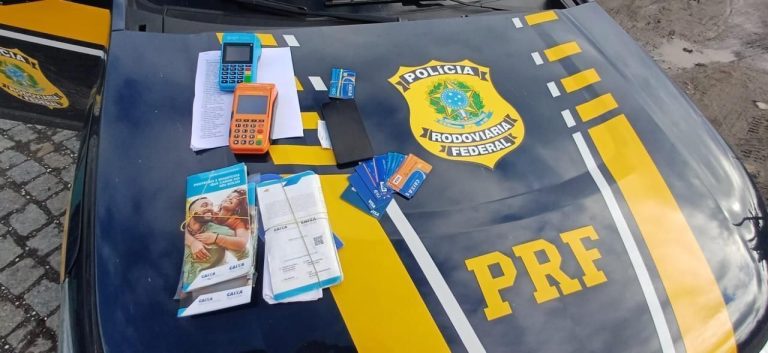 Imagem mostra maquininhas de cartao e documentos apreendidos com suspeitos de integrar quadrilha.jpe