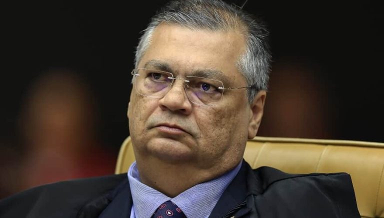 Dino diz que crime está no "asfalto" e é aplaudido durante julgamento no STF