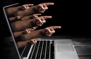 Empresa é condenada a indenizar trabalhador alvo de ofensas homofóbicas no WhatsApp