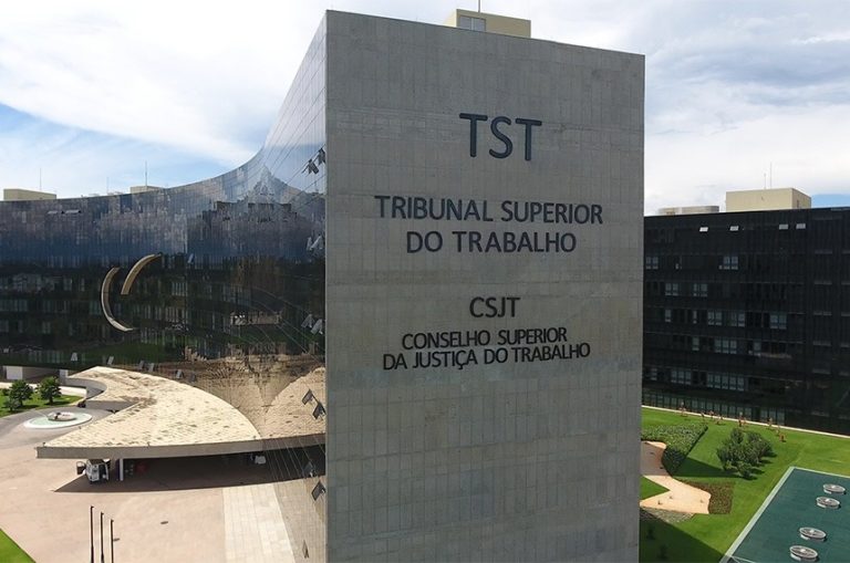 TST condena banco por substituir empregados por estagiários em funções burocráticas