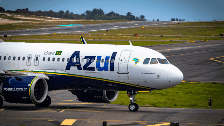Azul é condenada a indenizar passageiros por cancelamento de voo e mudança de destino