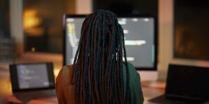 Discriminação: funcionário demitido por uso de dreads será indenizado por empresa