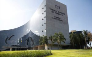 TST anula demissão de aposentada por considerar ato discriminatório