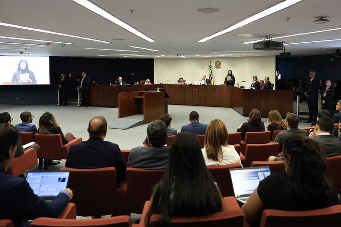 Moraes vota por tornar réus acusados de integrar núcleo golpista e denuncia estrutura profissional de desinformação