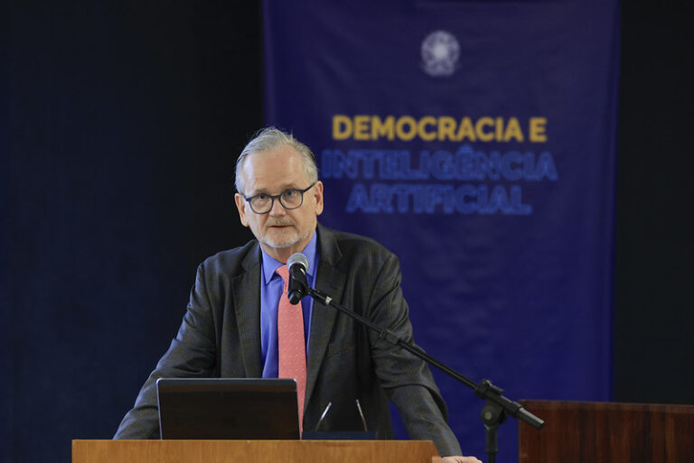 No STF, Lawrence Lessig alerta para ameaças da inteligência artificial à democracia