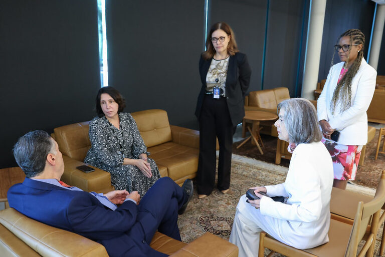 Barroso recebe oficiala de justiça alvo de constrangimento e presta solidariedade