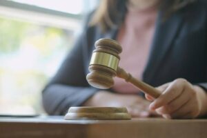 Juíza rejeita pedido de impenhorabilidade e aponta tentativa de “nulidade de algibeira”