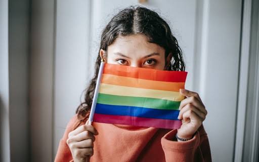 STJ garante direito de pessoa não binária à retificação do registro civil com gênero neutro