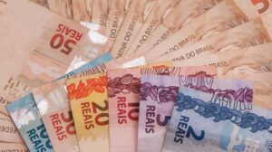 Justiça autoriza desconto de 30% em salário de devedora para quitar dívida