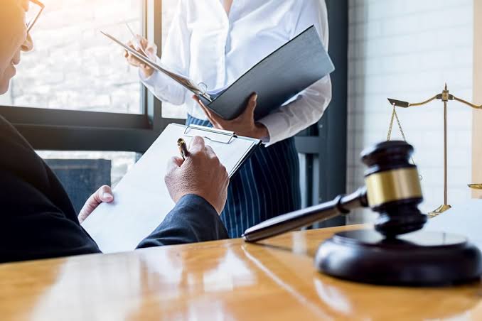 Juíza nega adiamento de audiência solicitado por advogado após morte de estagiária