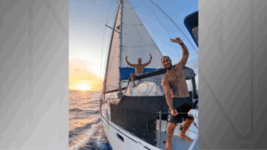 Imagem mostra irmaos que deram volta ao mundo a bordo de veleiro.png