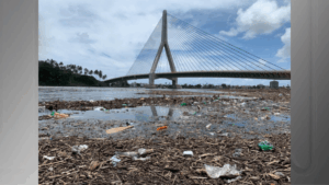 Imagem mostra lixo proximo ao rio cachoeira em itabuna ba.png